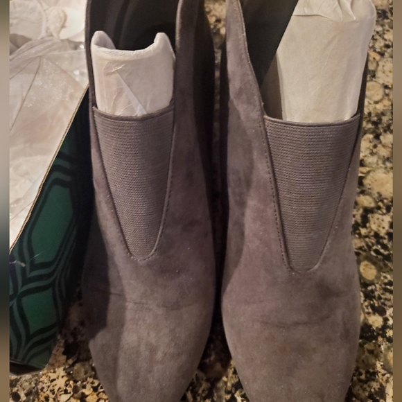 Ladies JCP gray faux suede booties EUC - Picture 1 of 4